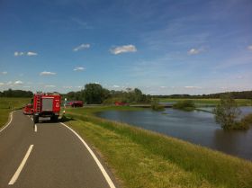 Feuerwehr Hochwasser 2013 Elbe 056.jpg