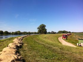 Feuerwehr Hochwasser 2013 Elbe 225.jpg